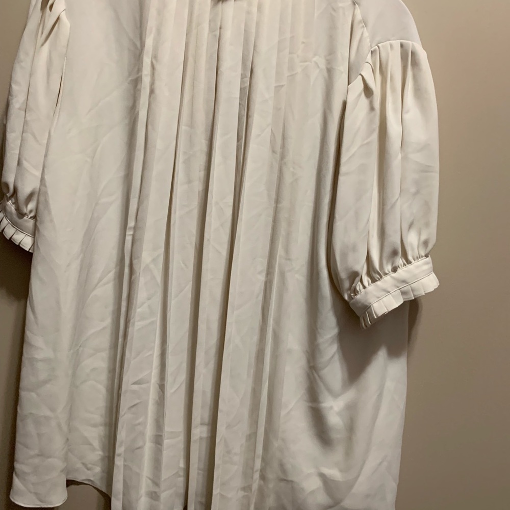Women’s Ann Taylor White Pleated blouse Size S - Picture 3 of 3